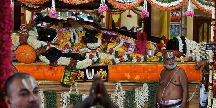 பக்தர்களின் தரிசனத்திற்காக 48 நாட்களுக்கு பிறகு இன்று திருக்கோவில்கள் திறக்கப்பட்டது.