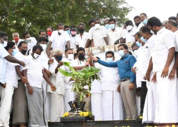 ஸ்ரீவைகுண்டம்  எம்.எல்.ஏ ஊர்வசி அமிர்தராஜ் ஏற்பாட்டில் மருதூர் கீழ கால்வாயில் பாசனத்திற்கு  அமைச்சர் அனிதா ராதாகிருஷ்ணன்  தண்ணீர் திறந்து விட்டார்