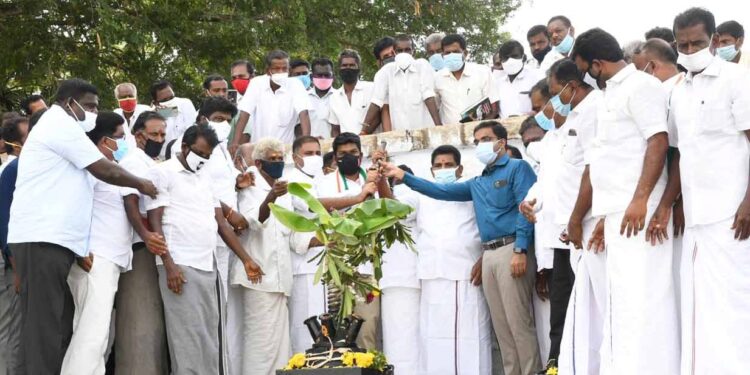 ஸ்ரீவைகுண்டம்  எம்.எல்.ஏ ஊர்வசி அமிர்தராஜ் ஏற்பாட்டில் மருதூர் கீழ கால்வாயில் பாசனத்திற்கு  அமைச்சர் அனிதா ராதாகிருஷ்ணன்  தண்ணீர் திறந்து விட்டார்