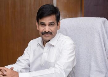 அரசு அலுவலக வளாகங்களில் கிடக்கும் துருப்பிடித்த வாகனங்களை உடனடியாக ஏலத்தில் விற்க வேண்டும் – தலைமைச் செயலாளர் இறையன்பு