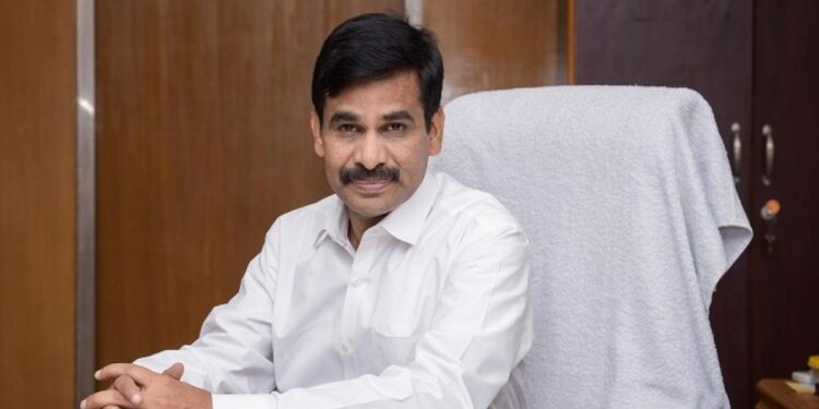 அரசு அலுவலக வளாகங்களில் கிடக்கும் துருப்பிடித்த வாகனங்களை உடனடியாக ஏலத்தில் விற்க வேண்டும் – தலைமைச் செயலாளர் இறையன்பு