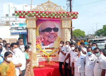 கருணாநிதி பிறந்த நாள் விழாவை முன்னிட்டு அவரது திருஉருவப் படத்திற்கு அமைச்சர் கீதாஜீவன் மலர்தூவி மரியாதை