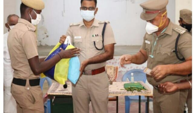 ஸ்ரீவைகுண்டம் பகுதியில் ஊர்க்காவல் படையினருக்கு டிஎஸ்பி வெங்கடேசன் ஏற்பாட்டில் எஸ்.பி ஜெயக்குமார் நிவாரணம் வழங்கினார்