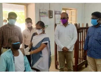 தேவகோட்டை நீதிமன்றம் மற்றும் மின்வாரியத்தில் கொரோனா தடுப்பூசி முகாம்