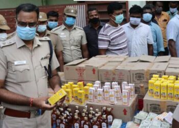 கர்நாடக மாநில மதுபாட்டில்களை விற்பனை செய்வதற்காக கொண்டு சென்ற 3 பேர் கைது – 2350 மதுபாட்டில்கள், பாக்கெட்டுகள், பணம் ரூ. 15 லட்சம், கண்டெய்னர் லாரி மற்றும் ஒரு கார் பறிமுதல்