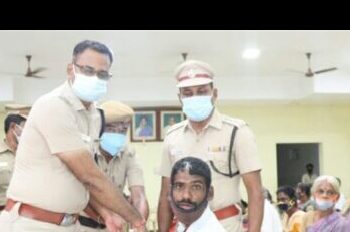 கோவில்பட்டி பகுதியில் ஊர்க்காவல் படையினர், மாற்றுத்திறனாளிகள் மற்றும் பத்திரிகையாளர்கள் என 200 பேருக்கு அரிசி, பருப்பு, காய்கறிகள், மளிகைப் பொருட்கள் அடங்கிய நிவாரண தொகுப்புகளை மாவட்ட எஸ்பி எஸ். ஜெயக்குமார் வழங்கினார்