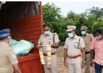 கழுகுமலை அருகே ரூ. 9 லட்சம் மதிப்புள்ள 1455 கிலோ எடை கொண்ட தடை செய்யப்பட்ட புகையிலை பாக்கெட்டுகளை சரக்கு வாகனத்தில் கடத்தியவர் கைது