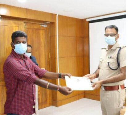 தூத்துக்குடி மாவட்டத்தில் சிறப்பாக பணியாற்றிய தனிப்பிரிவு போலீசாருக்கு  எஸ்பி. எஸ்.ஜெயக்குமார் சான்றிதழ் வழங்கினார்.