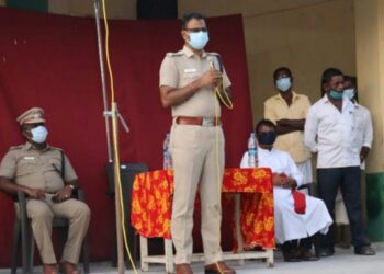 தூத்துக்குடி குளத்தூர் பகுதியில் ஏழை எளிய மக்கள் 120 பேருக்கு அரிசிப்பையை மாவட்ட எஸ்பி எஸ். ஜெயக்குமார் வழங்கினார்