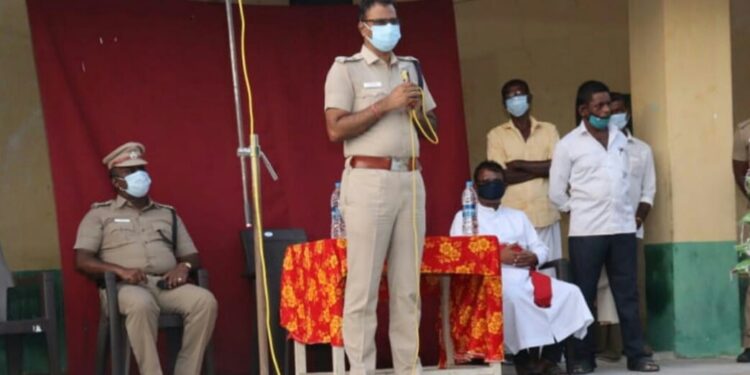 தூத்துக்குடி குளத்தூர் பகுதியில் ஏழை எளிய மக்கள் 120 பேருக்கு அரிசிப்பையை மாவட்ட எஸ்பி எஸ். ஜெயக்குமார் வழங்கினார்