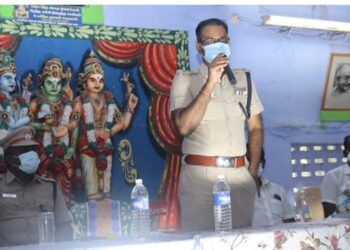 தூத்துக்குடி குளத்தூர் காமாட்சி அம்மன் மண்டபத்தில் வைத்து தூய்மை பணியாளர்கள், ஏழை எளிய மக்கள் 120 பேருக்கு அரிசி, பருப்பு, காய்கறிகள், மளிகைப் பொருட்களை மாவட்ட எஸ்பி எஸ். ஜெயக்குமார் வழங்கினார்.