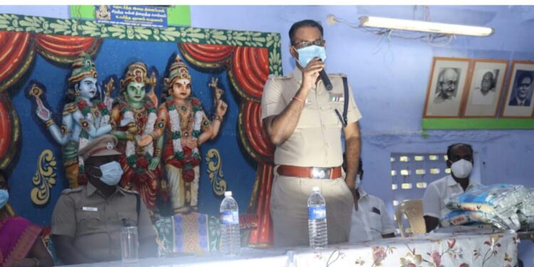 தூத்துக்குடி குளத்தூர் காமாட்சி அம்மன் மண்டபத்தில் வைத்து தூய்மை பணியாளர்கள், ஏழை எளிய மக்கள் 120 பேருக்கு அரிசி, பருப்பு, காய்கறிகள், மளிகைப் பொருட்களை மாவட்ட எஸ்பி எஸ். ஜெயக்குமார் வழங்கினார்.