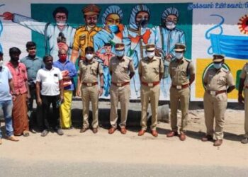 நெல்லை சுவர்களில் கொரனா விழிப்புனர்வு ஓவியம் வரைந்தவருக்கு போலீஸ் கமிஷனர் பாராட்டு