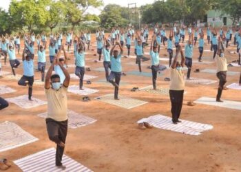 நெல்லை காவலர்களுக்கு மன அழுத்தத்தை போக்கும் விதமாக யோகா பயிற்சி அளிக்கப்பட்டது.