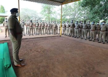 பொதுமக்களிடம் போலீசார் எளிமையாகவும், கனிவாகவும் நடந்துகொள்ள வேண்டும் என தருமபுரி மாவட்ட காவல் கண்காணிப்பாளர் கலைச்செல்வன் ஐபிஎஸ் அறிவுரை