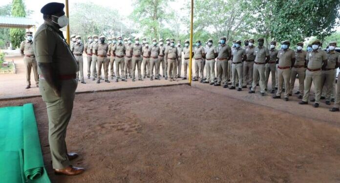 பொதுமக்களிடம் போலீசார் எளிமையாகவும், கனிவாகவும் நடந்துகொள்ள வேண்டும் என தருமபுரி மாவட்ட காவல் கண்காணிப்பாளர் கலைச்செல்வன் ஐபிஎஸ் அறிவுரை