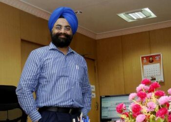 சென்னை மாநகராட்சி கமி‌ஷனர் ககன்தீப்சிங்பேடி, போலீஸ் கமி‌ஷனர் சங்கர் ஜிவால் கோயம்பேடு மார்க்கெட்டில் திடீர் ஆய்வு