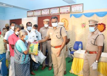 தூத்துக்குடி மாவட்டம், கொப்பம்பட்டி பகுதியில் ஏழை, எளிய மக்கள் 120 பேருக்கு எஸ்பி ஜெயக்குமார் அரிசிப்பை, காய்கறிகள் வழங்கினார்