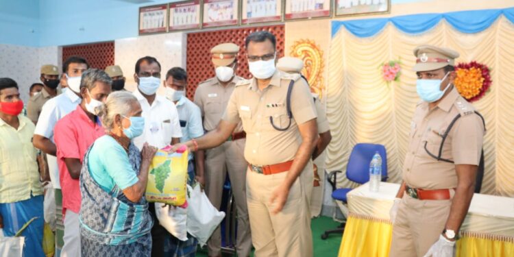 தூத்துக்குடி மாவட்டம், கொப்பம்பட்டி பகுதியில் ஏழை, எளிய மக்கள் 120 பேருக்கு எஸ்பி ஜெயக்குமார் அரிசிப்பை, காய்கறிகள் வழங்கினார்