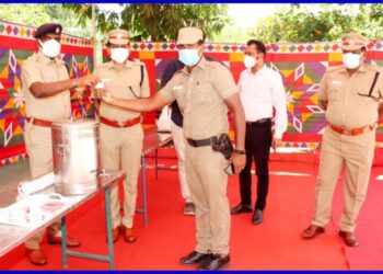 உடலில் நோய் எதிர்ப்பு சக்தியை அதிகரிக்க கபசுர குடிநீர் திருநெல்வேலி மாவட்ட எஸ்பி மணிவண்‌‌‌ணன்‌‌‌ ஐ.பி.எஸ்‌‌‌வழங்கினார்