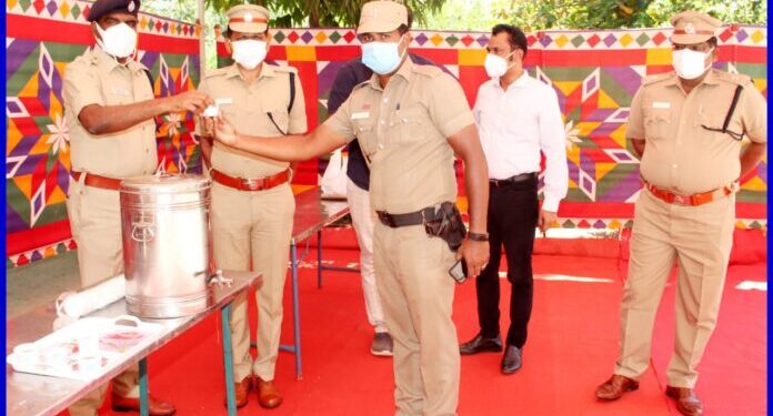 உடலில் நோய் எதிர்ப்பு சக்தியை அதிகரிக்க கபசுர குடிநீர் திருநெல்வேலி மாவட்ட எஸ்பி மணிவண்‌‌‌ணன்‌‌‌ ஐ.பி.எஸ்‌‌‌வழங்கினார்