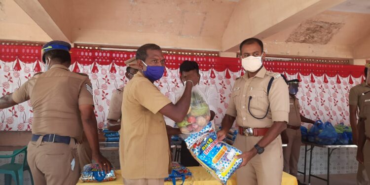 கமுதி, அபிராமம் காவல்துறை சார்பில் ஏழை எளிய மக்களுக்கு 150 பேருக்கு இலவச அரிசி காய்கறி பொருட்களை மாவட்ட எஸ்.பி கார்த்திக் ஐ.பி.எஸ்‌‌‌ வழங்கினார்