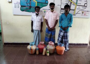 தேவகோட்டை அருகே தாழையூரில் சாராய ஊறல் போட்ட மூன்று பேரை மதுவிலக்கு காவல்துறையினர் கைது செய்தனர்