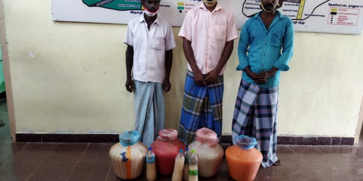 தேவகோட்டை அருகே தாழையூரில் சாராய ஊறல் போட்ட மூன்று பேரை மதுவிலக்கு காவல்துறையினர் கைது செய்தனர்