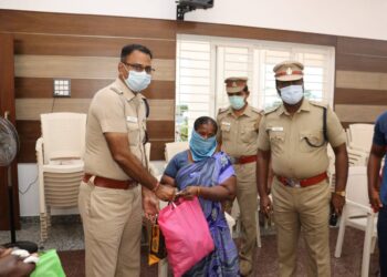 எட்டயாபுரம் பகுதியில் ஊர்க்காவல் படையினர், இசைக்கலைஞர்கள், மாற்றுத்திறனாளிகள், ஏழை எளிய மக்கள் 120 பேருக்கு அரிசி, பருப்பு, காய்கறிகள், மளிகைப் பொருட்களை மாவட்ட எஸ்பி எஸ். ஜெயக்குமார் வழங்கினார்.