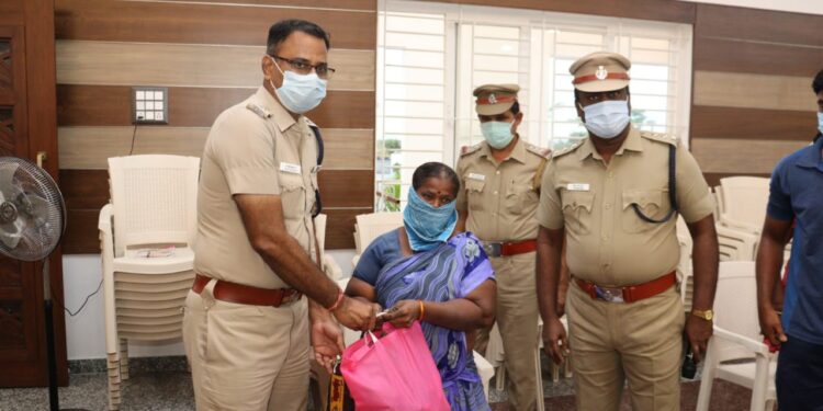 எட்டயாபுரம் பகுதியில் ஊர்க்காவல் படையினர், இசைக்கலைஞர்கள், மாற்றுத்திறனாளிகள், ஏழை எளிய மக்கள் 120 பேருக்கு அரிசி, பருப்பு, காய்கறிகள், மளிகைப் பொருட்களை மாவட்ட எஸ்பி எஸ். ஜெயக்குமார் வழங்கினார்.