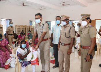 தூத்துக்குடி தாளமுத்துநகர் பகுதியில் ஏழை, எளிய மக்கள் 50 பேருக்கு மாவட்ட எஸ்பி எஸ்.ஜெயக்குமார் நிவாரணப் பொருட்கள் வழங்கினார்