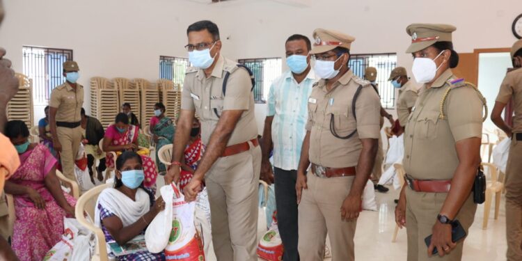 தூத்துக்குடி தாளமுத்துநகர் பகுதியில் ஏழை, எளிய மக்கள் 50 பேருக்கு மாவட்ட எஸ்பி எஸ்.ஜெயக்குமார் நிவாரணப் பொருட்கள் வழங்கினார்