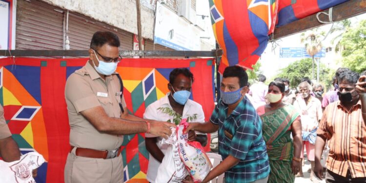 தூத்துக்குடி, தமிழன்டா கலைக்கூடம் சார்பாக நலிவடைந்த சாலையோர வியாபாரிகள், ஏழை, எளிய மக்கள் 70 பேருக்கு அரிசி, காய்கறி, மளிகைப் பொருட்களை ஜெயக்குமார் வழங்கினார்