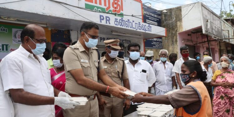 தூத்துக்குடி வணிகர் சங்க பேரமைப்பு சார்பாக 450 பேருக்கு மதிய உணவு – மாவட்ட எஸ்பி ஜெயக்குமார் தலைமையில் வழங்கப்பட்டது