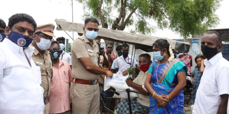 தூத்துக்குடி நிகிலேஷன் நகரில் வசிக்கும் 250 ஏழை, எளிய மக்களுக்கு அரிசிப் பை, காய்கறி மற்றும் மளிகைப் பொருட்களை எஸ்பி ஜெயக்குமார் வழங்கினார்