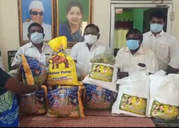 தூத்துக்குடியில் 10 லட்சம் மதிப்பீட்டில் 500 பேருக்கு அரிசி, மளிகை சாமான்கள் தொகுப்பு, காய்கறிகள், உள்ளிட்ட நிவாரண பொருட்களை முன்னாள் அமைச்சரும் அதிமுக அமைப்புச் செயலாளருமான சி.த.செல்லப்பாண்டியன் வழங்கினார்.