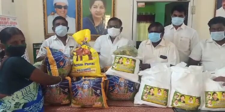 தூத்துக்குடியில் 10 லட்சம் மதிப்பீட்டில் 500 பேருக்கு அரிசி, மளிகை சாமான்கள் தொகுப்பு, காய்கறிகள், உள்ளிட்ட நிவாரண பொருட்களை முன்னாள் அமைச்சரும் அதிமுக அமைப்புச் செயலாளருமான சி.த.செல்லப்பாண்டியன் வழங்கினார்.