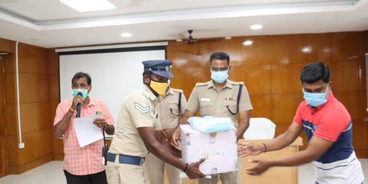 நன்கொடையாளர்களால் வழங்கப்பட்ட முகக்கவசம், கிருமி நாசினி, கையுறைகளை தூத்துக்குடி மாவட்ட காவலர்கள் அனைவருக்கும் எஸ்பி எஸ். ஜெயக்குமார் பகிர்ந்தளித்தார்