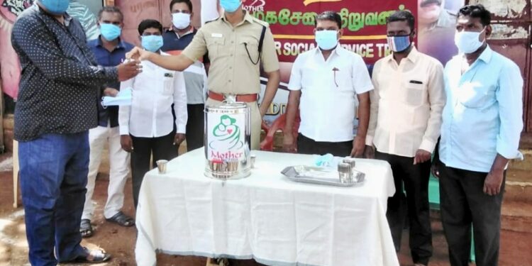 காயாமொழியில் மதர் சமூக சேவை நிறுவனம் நடத்திய கொரோனா தடுப்பூசி விழிப்புணர்வு முகாமில் ஏ.எஸ்.பி.,ஹர்ஷ்சிங் ஐ.பி.ஏஸ்., முககவசம், கபசுர குடிநீர் வழங்கினார்