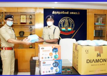 காவல் துறையினருக்கு முககவசம், பாதுகாப்பு உபகரணங்களை  திருநெல்வேலி மாவட்ட எஸ்‌‌‌.பி வழங்கினார்.