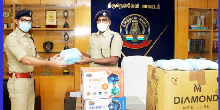 காவல் துறையினருக்கு முககவசம், பாதுகாப்பு உபகரணங்களை  திருநெல்வேலி மாவட்ட எஸ்‌‌‌.பி வழங்கினார்.