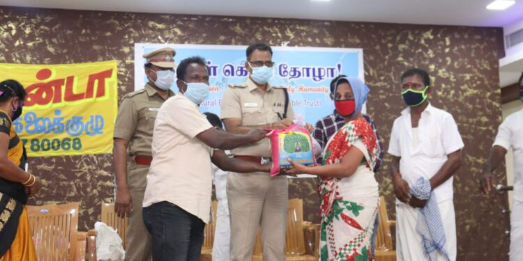 தூத்துக்குடி புதியம்புத்தூரில் ஏழை எளிய மக்கள் என 100 பேருக்கு அரிசிப்பை, காய்கறி, மளிகைப் பொருட்களை மாவட்ட எஸ்பி எஸ். ஜெயக்குமார் வழங்கினார்.