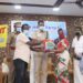 தூத்துக்குடி புதியம்புத்தூரில் ஏழை எளிய மக்கள் என 100 பேருக்கு அரிசிப்பை, காய்கறி, மளிகைப் பொருட்களை மாவட்ட எஸ்பி எஸ். ஜெயக்குமார் வழங்கினார்.