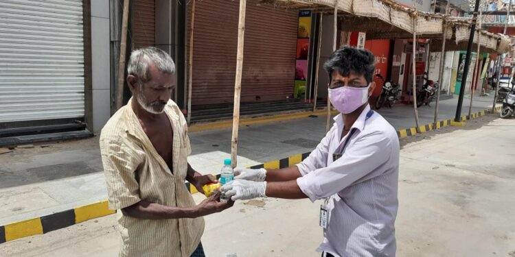 மதுரையில் ஆதரவற்றவர்கள் மற்றும் மனநலம் பாதிக்கப்பட்டவர்களுக்கு தொடர்ந்து உதவி செய்துவரும் மனிதநேயமிக்க இளைஞர் சரவணபாண்டி! நம்பிக்கை நமது அமைப்பு, சமூக ஆர்வலர்கள் பலரும் பாராட்டு