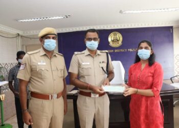 காவல் துறையினர் வாரிசுகளுக்கு சிறப்பு கல்வி உதவித்தொகையை மாவட்ட எஸ்பி  எஸ். ஜெயக்குமார் வழங்கினார்.