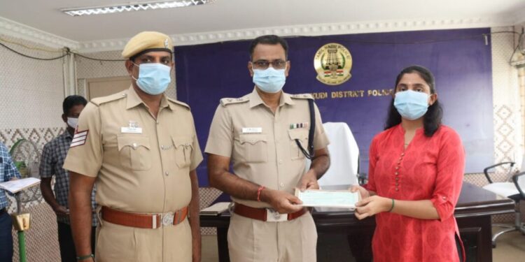 காவல் துறையினர் வாரிசுகளுக்கு சிறப்பு கல்வி உதவித்தொகையை மாவட்ட எஸ்பி  எஸ். ஜெயக்குமார் வழங்கினார்.