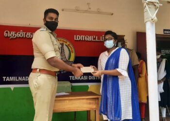 காவலர்களின் குழந்தைகளுக்கு கல்வி உதவித்தொகை தென்காசி மாவட்ட எஸ்‌‌‌.பி வழங்கினார்.