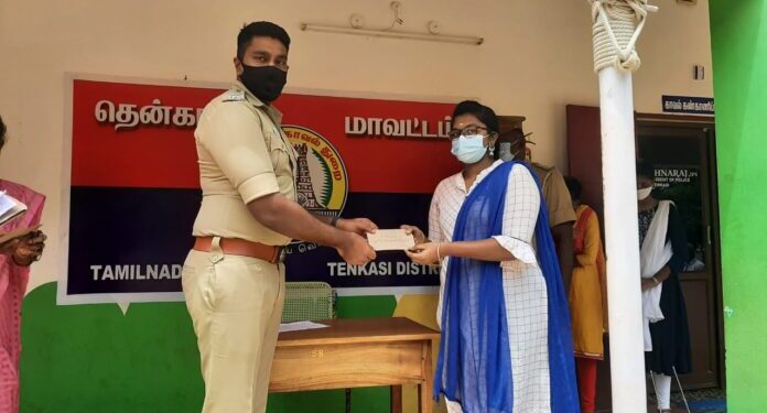 காவலர்களின் குழந்தைகளுக்கு கல்வி உதவித்தொகை தென்காசி மாவட்ட எஸ்‌‌‌.பி வழங்கினார்.