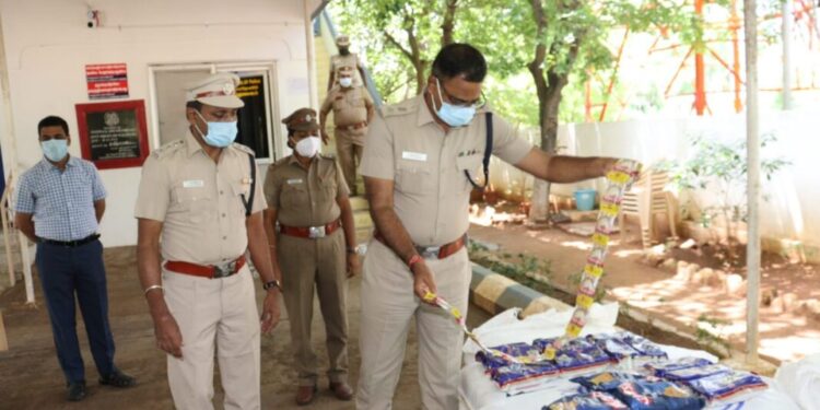 5 லட்சம் மதிப்புள்ள 440 கிலோ குட்கா பறிமுதல் – தூத்துக்குடி மாவட்ட எஸ்.பி பாராட்டு