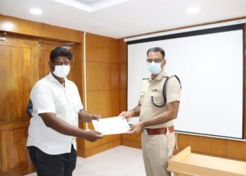 தேர்தலில் சிறப்பாக பணியாற்றிய தனி பிரிவு காவலருக்கு மாவட்ட எஸ்.பி எஸ். ஜெயக்குமார் பாராட்டு சான்றிதழ் வழங்கி பாராட்டினார்